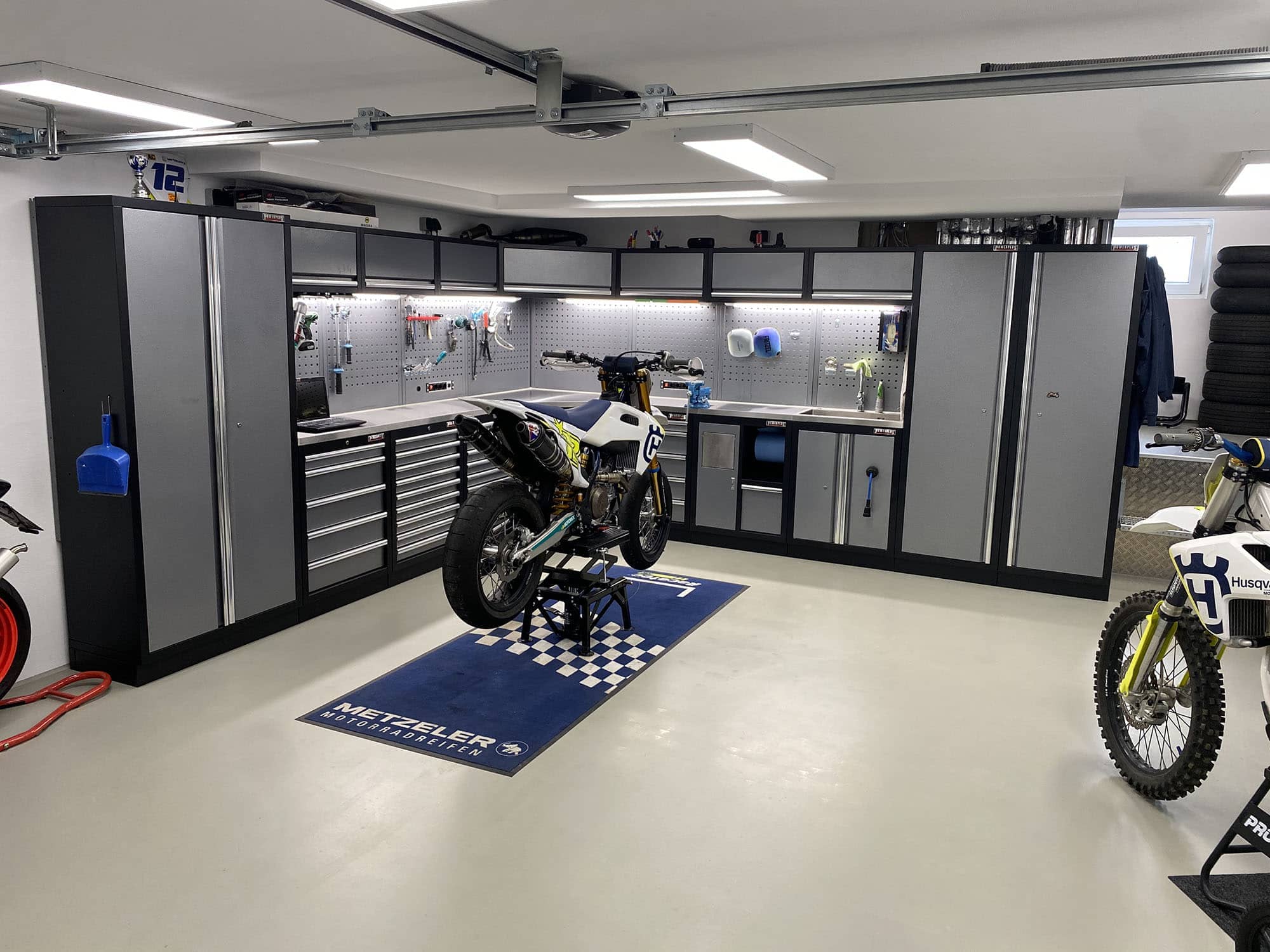 Werkplaatsinrichting klant van Powerplustools met motor